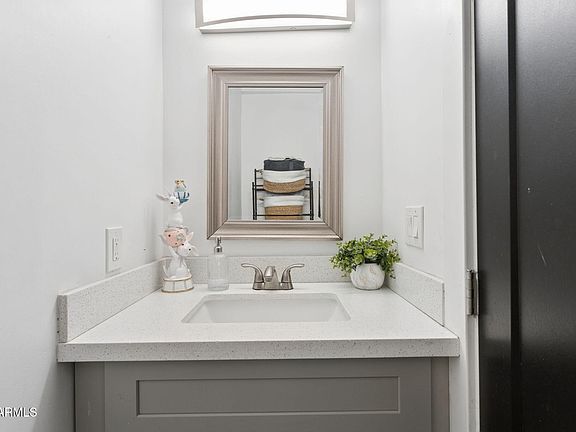 5th image of 2324 E OAK Street