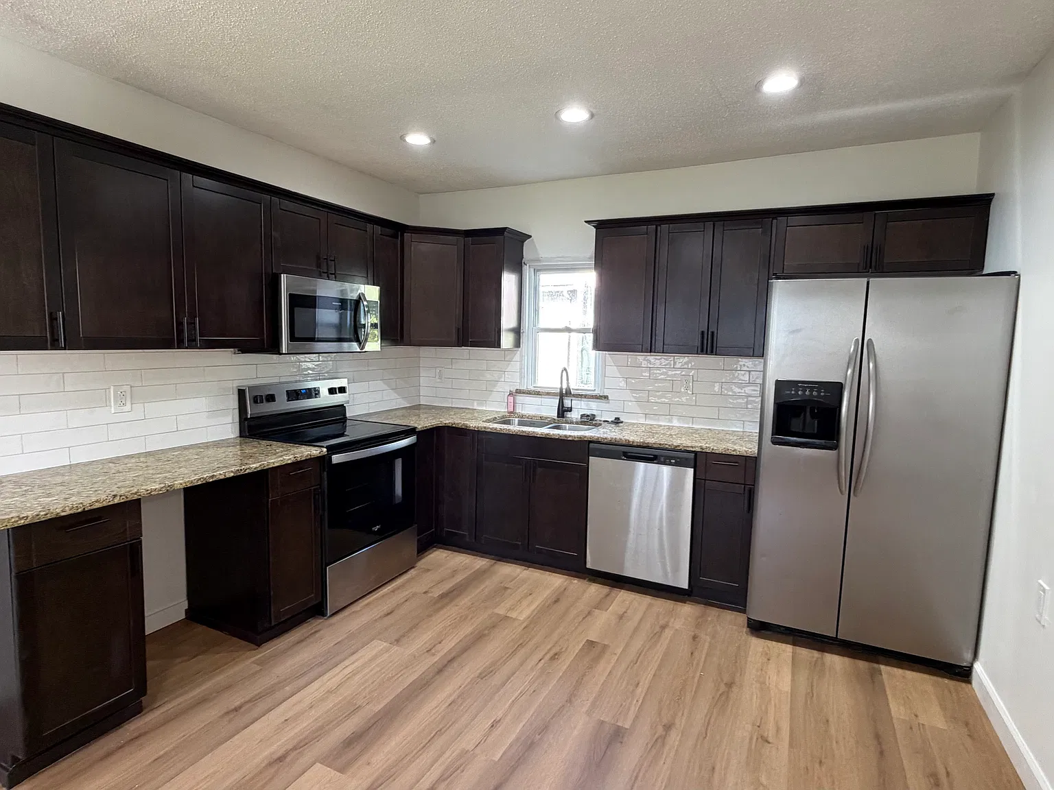 2 bed, 1000 sqft, $1,850 — Photo 1
