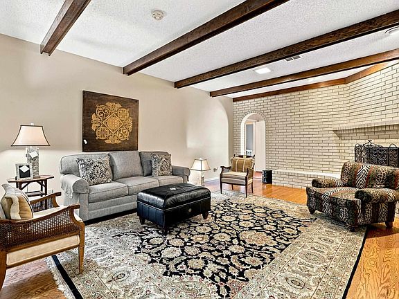 4th image of 2311 Pinehurst Dr