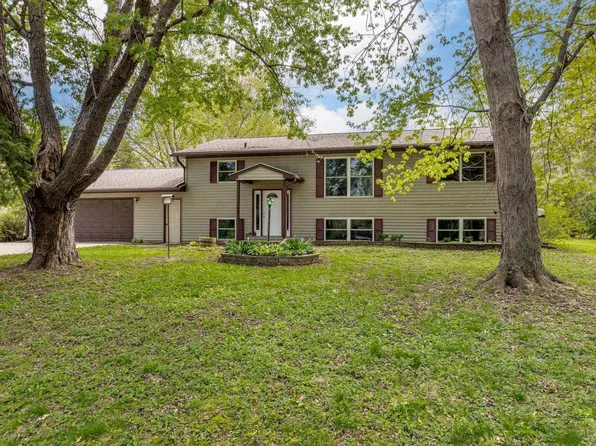 8825 Commanche Trl, La Porte City, IA 50651