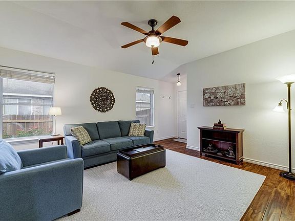4th image of 904 S Brook Dr