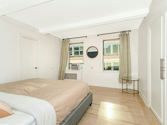 5th image of 333 E 43rd St APT 917