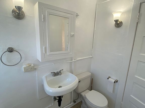 4th image of 17 Ozone Ave APT 8