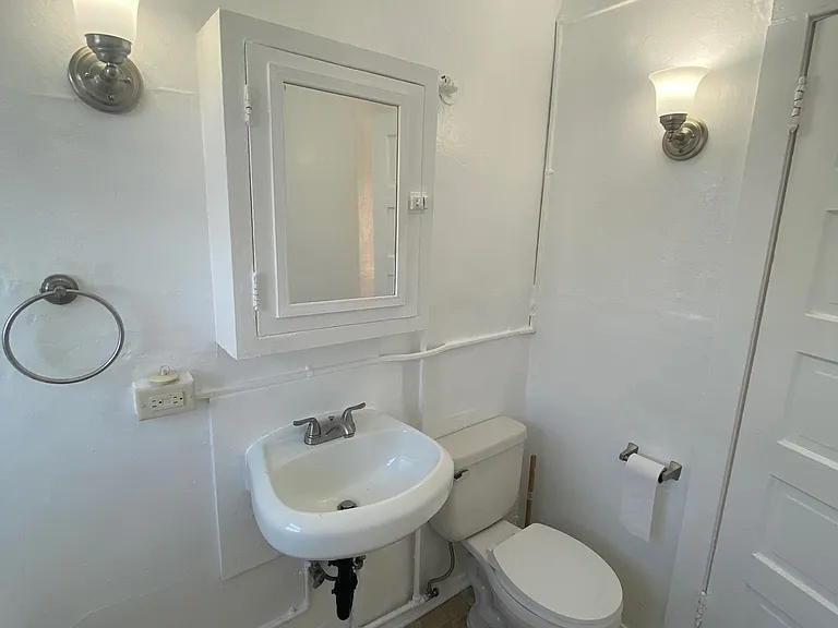 17 Ozone Ave #8 — Photo 4
