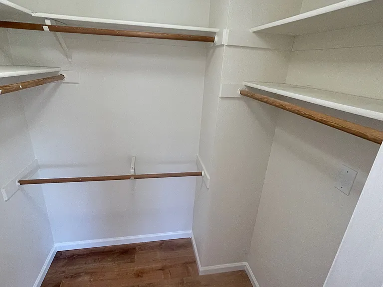 545 Glasgow Cir — Photo 15