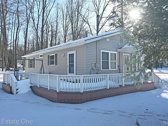 3rd image of 4284 N Norway Rd