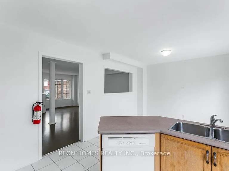 1885 Dalhousie Cres — Photo 10