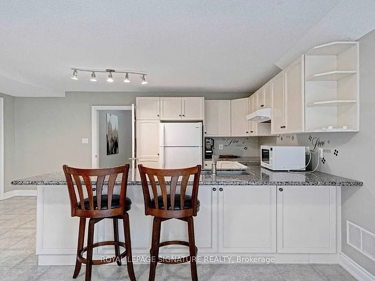 975 Fredonia Dr — Photo 6