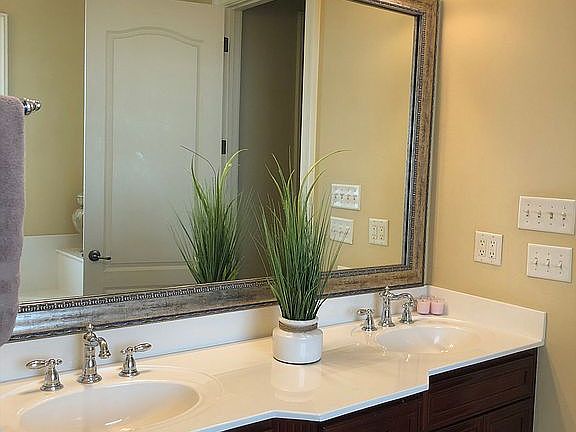 3rd image of 207 Poinsettia Dr