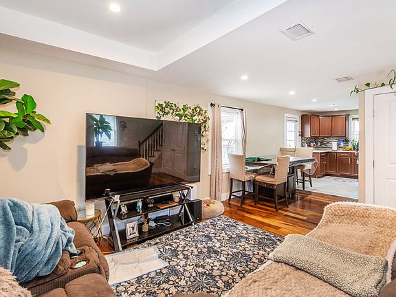 4th image of 19 Chestnut St