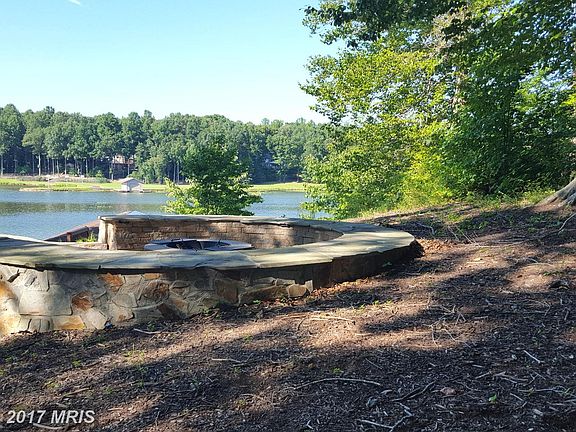 5th image of 555 Fisher Dr