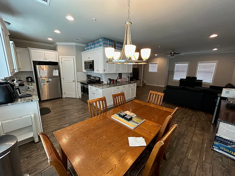 632 Clay St — Photo 4