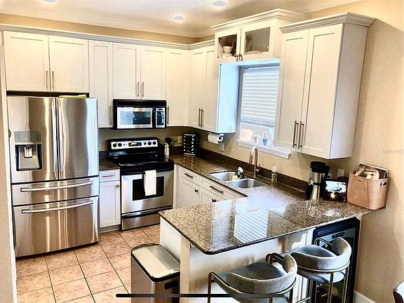 5th image of 627 Casabella Cir