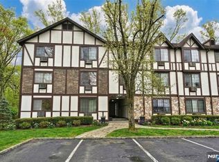 907 Thoreau Ct, Mahwah, NJ