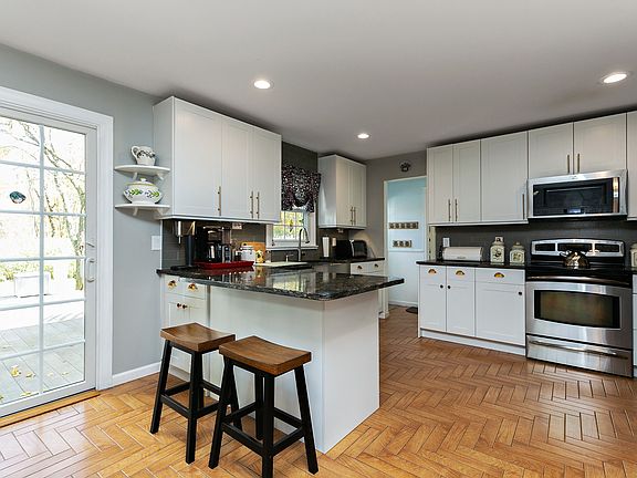 5th image of 1 Brady Ln