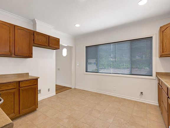 5th image of 2636 Montrose Ave