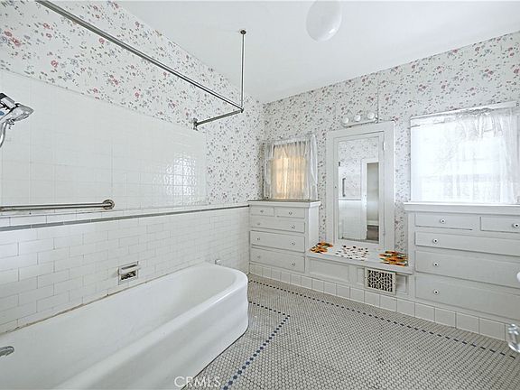 4th image of 513 N Palm Ave