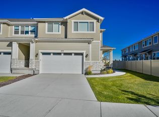1074 W Chimney Pass Dr, Bluffdale, UT 84065