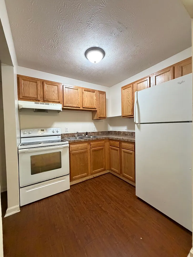 First Month Half Off - 2 Bedroom In Versailles — Photo 4