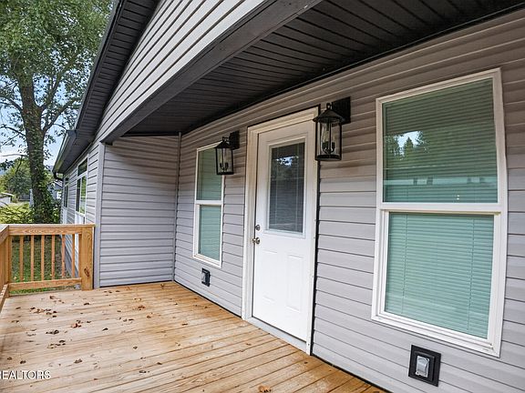 4th image of 810 1/2 Rochester Ave