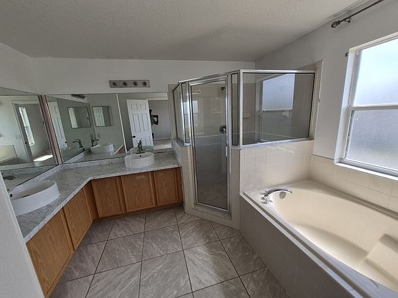 4th image of 712 Parrot Ct