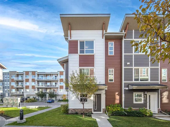 209 SW Harvest Hills Cmn NE, Calgary, AB T3K 2M7