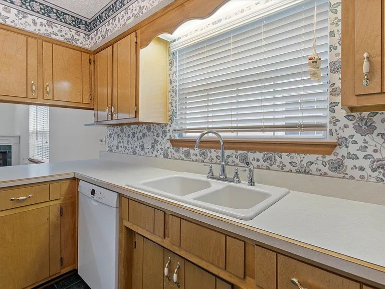 2510 Golden Park Ln — Photo 12