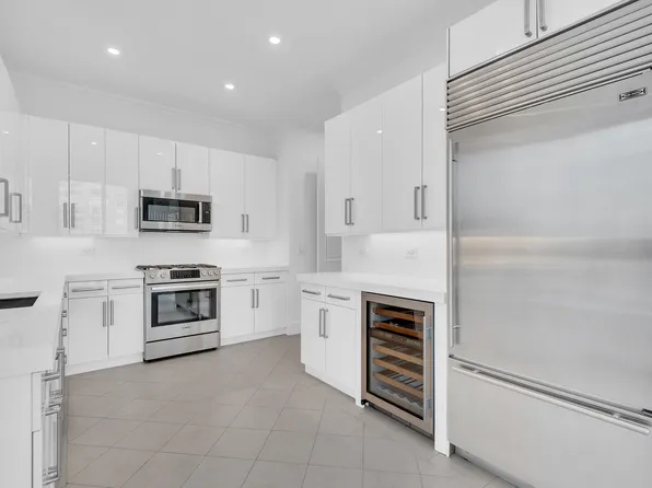 351 East 51st Street image 7 of 15