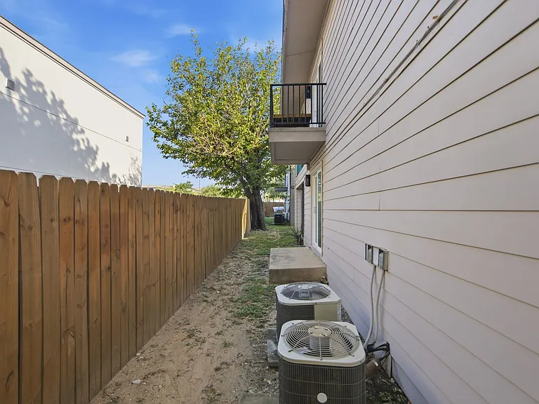 2705 Windswept Cv — Photo 17