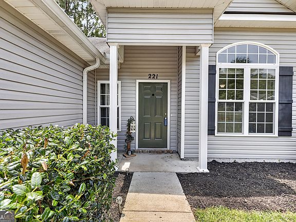 3rd image of 221 Stillwater Dr