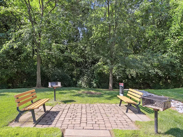 Maple Brook Apartments — Photo 4