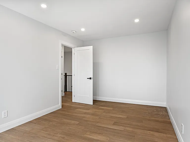 660 Hochelaga St — Photo 18