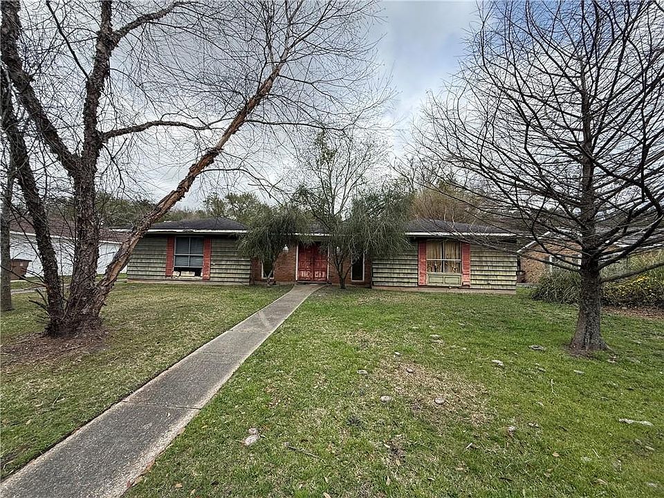 1st image of 3754 Claridge Rd N