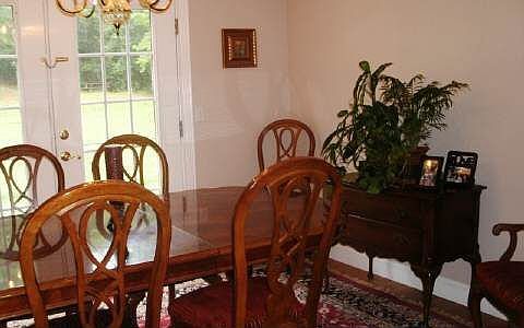 4th image of 140 Lois Ln