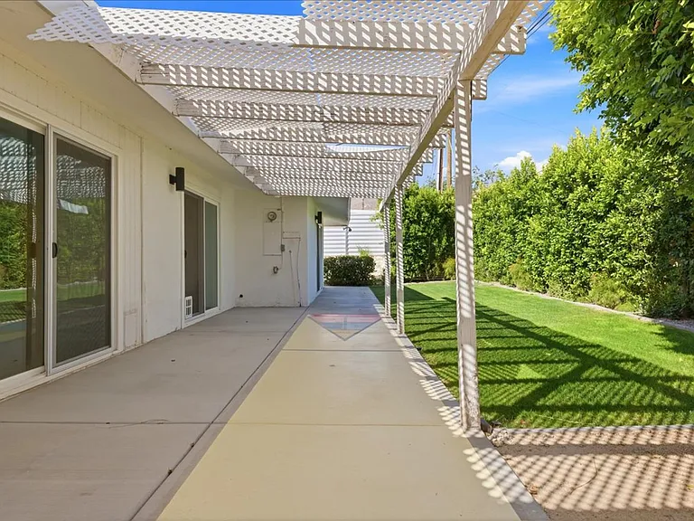 9750 Valencia Dr — Photo 24