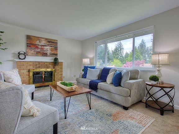 4th image of 2747 Cambridge Dr