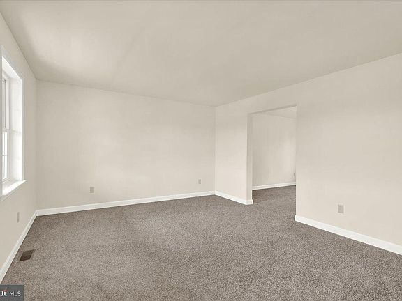 4th image of 208 Crystal Cir