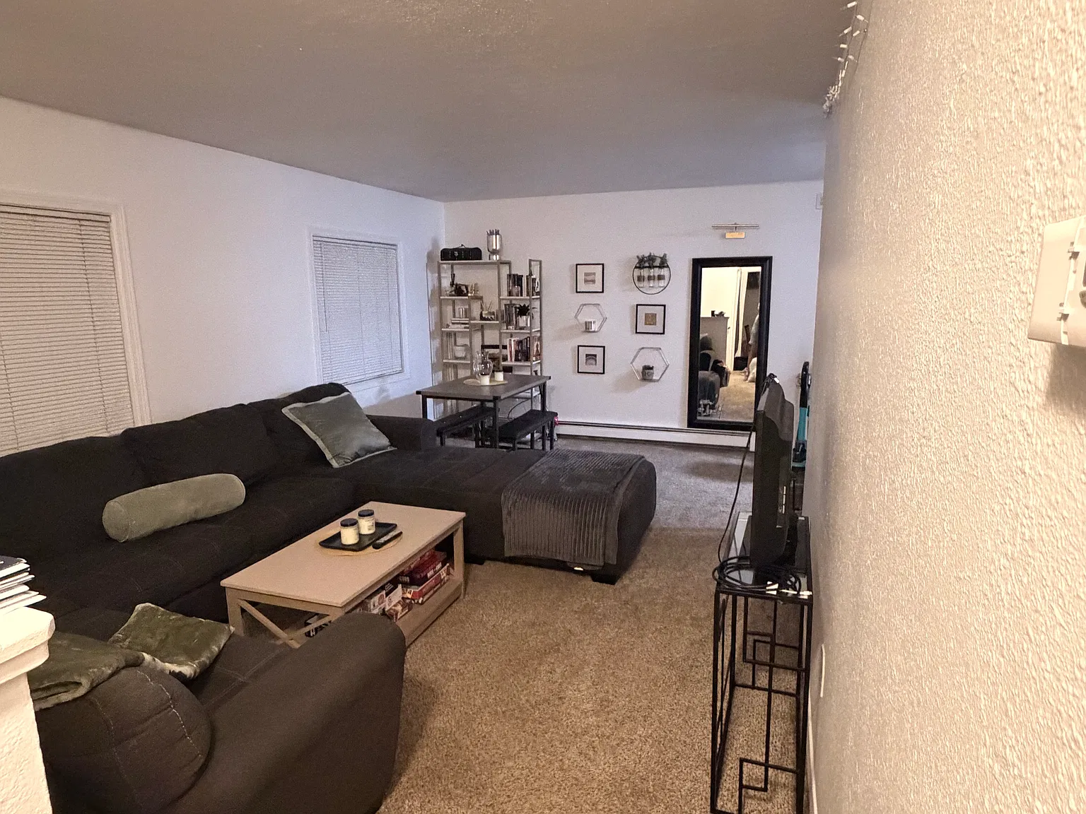 3 bed, 950 sqft, $2,000 — Photo 2