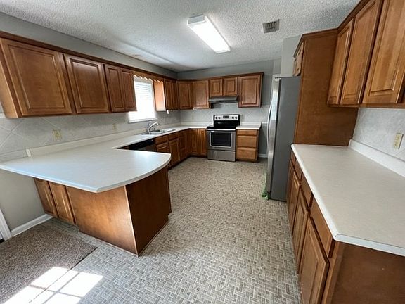 5th image of 176 Oakwood Cir