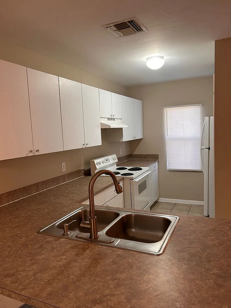 721 SW 36th St — Photo 3