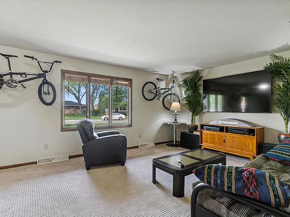 2nd image of 875 Sussex Dr