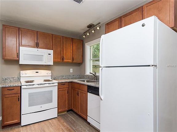 5th image of 713 Canterbury Ln