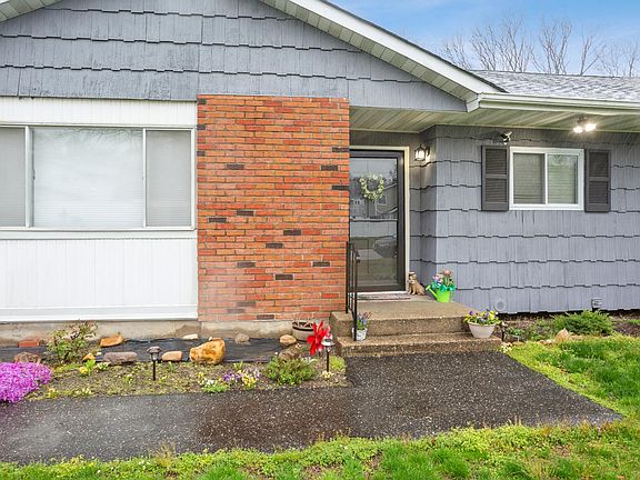 5th image of 17 Northfield Dr E