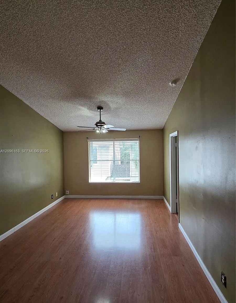Colony Courts Condominium — Photo 3