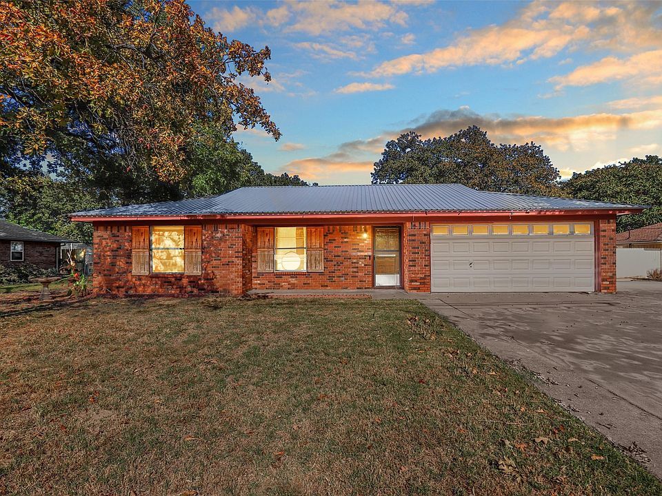 1st image of 2615 Oaks Dr