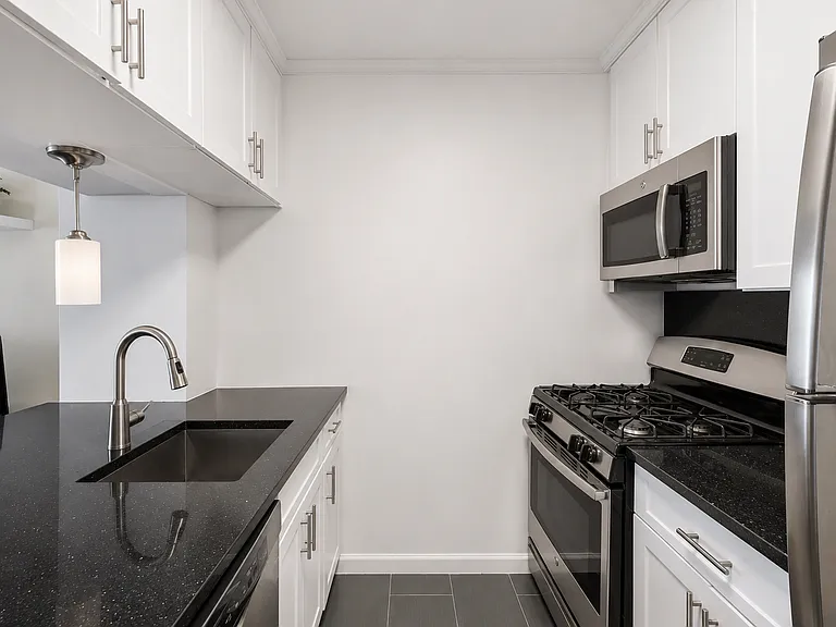 30 W 61st St #9F — Photo 4