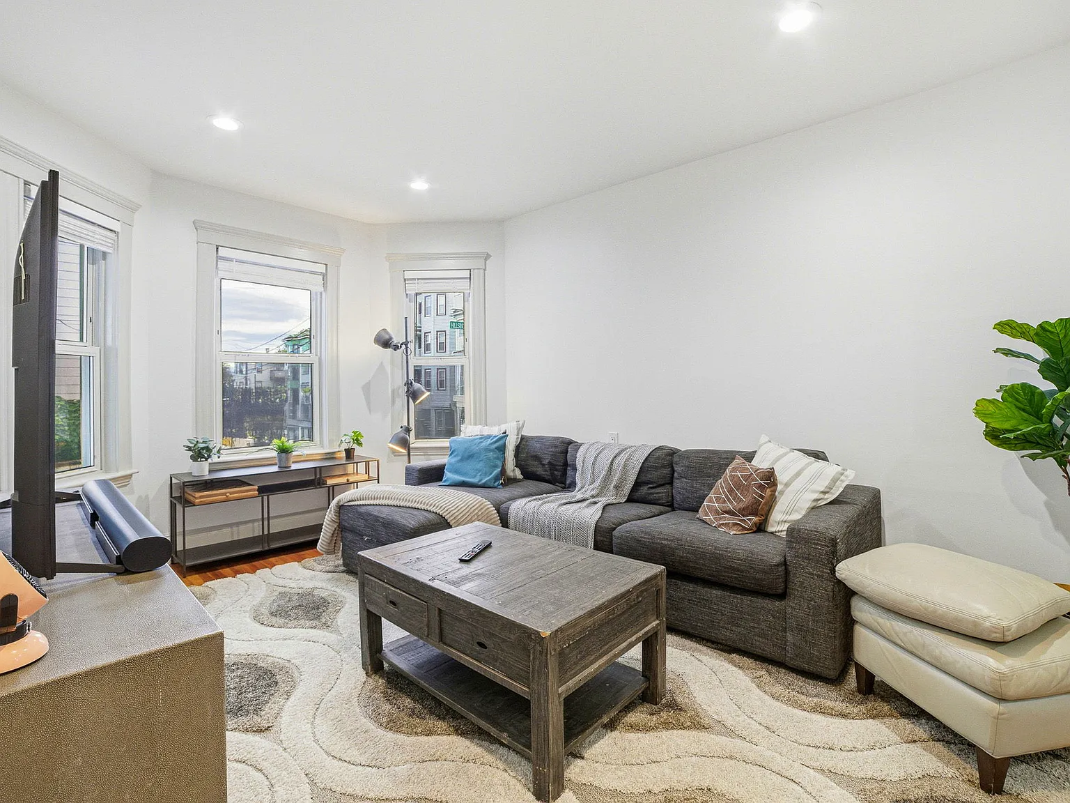 3 bed, 9999 sqft, $3,150 — Photo 4