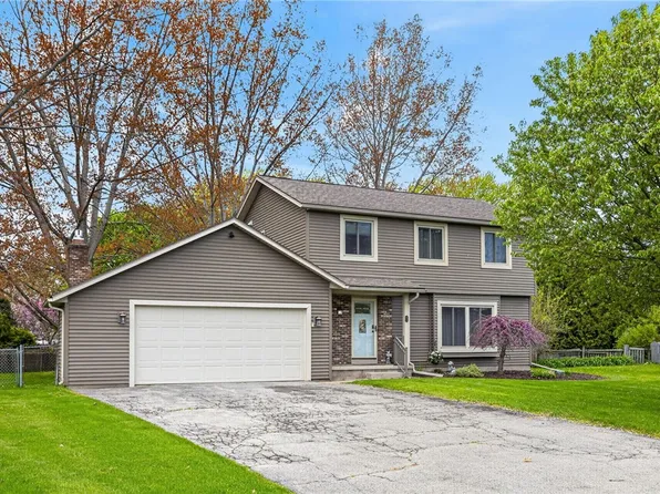 65 Olde Tavern Cir, Rochester, NY 14612