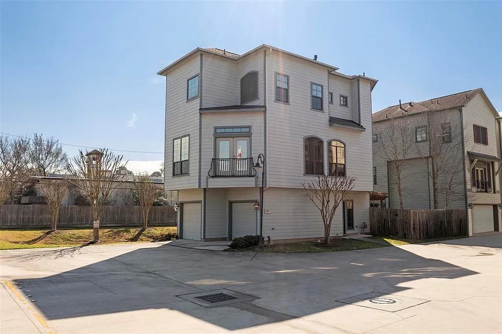 Building Photo - 835 Garden Oaks Trce
