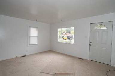Living room w/brand new carpet